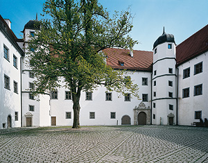 Link to the palace courtyard